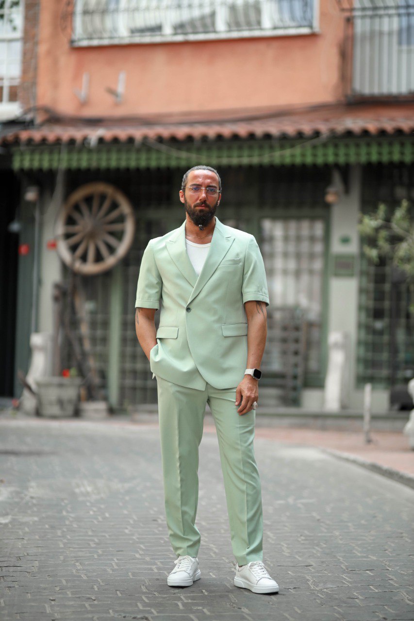 Stylish men’s green tailored summer suit ideal for warm-weather occasions.