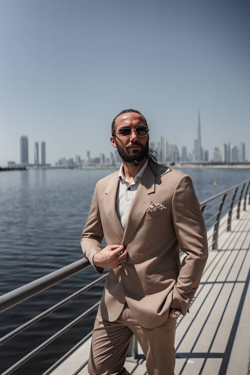 Man wearing SUITHARBOR™ Vizon Tailored Suit by the water with city skyline