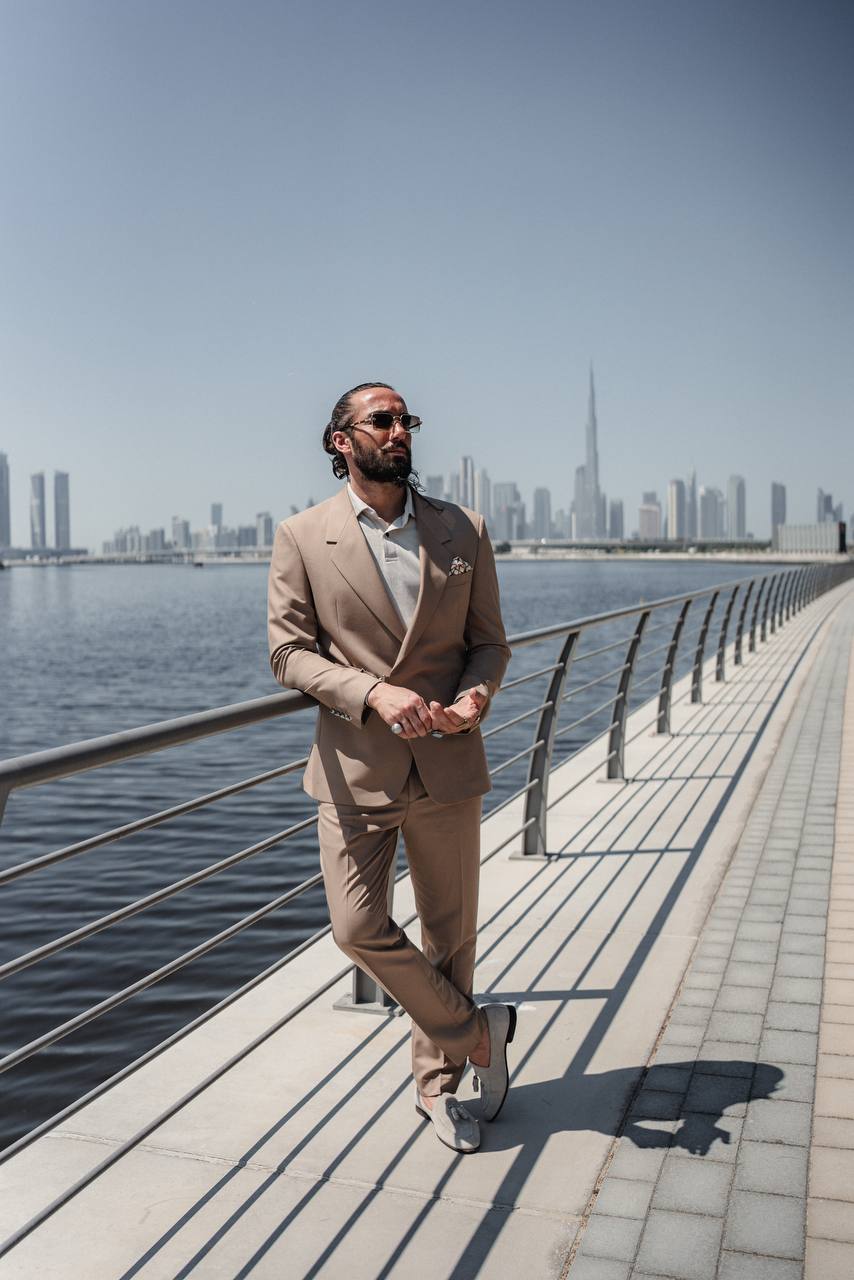 Man wearing SUITHARBOR™ Vizon Tailored Suit by the water with city skyline