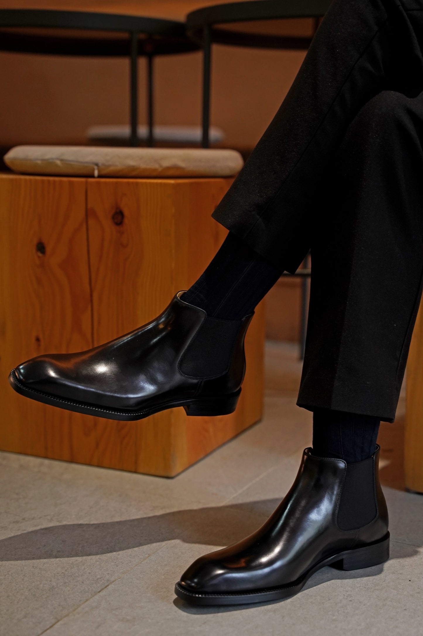 A pair of Noir Chelsea Boots featuring sleek, polished black leather, perfect for formal and business occasions.