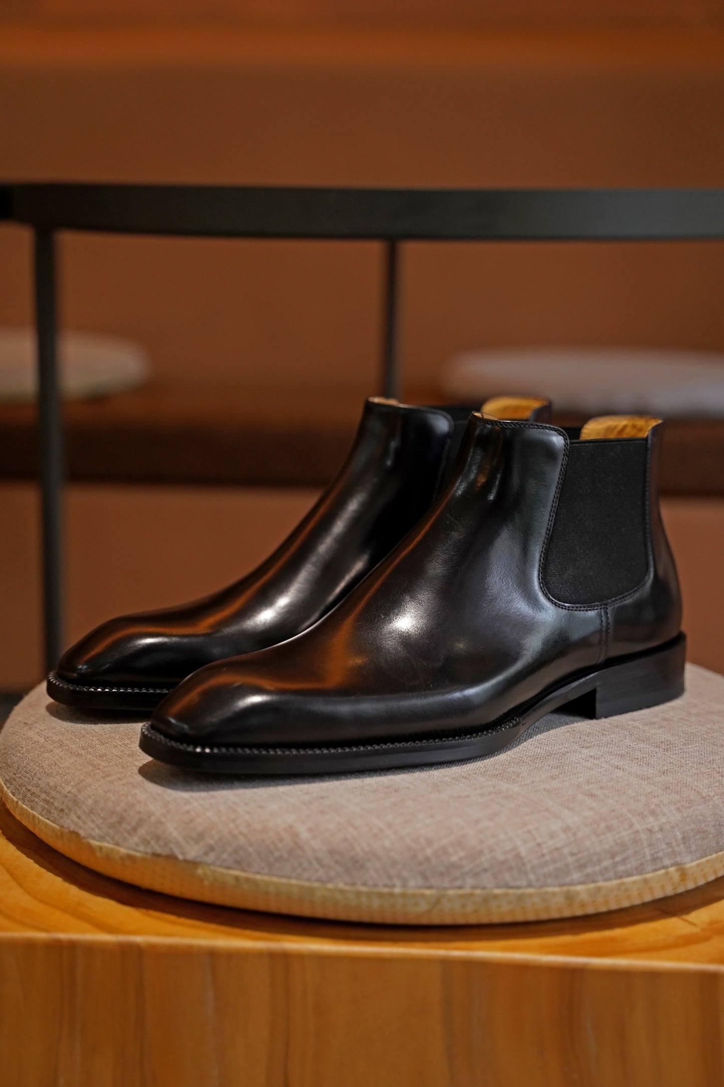 A pair of Noir Chelsea Boots featuring sleek, polished black leather, perfect for formal and business occasions.