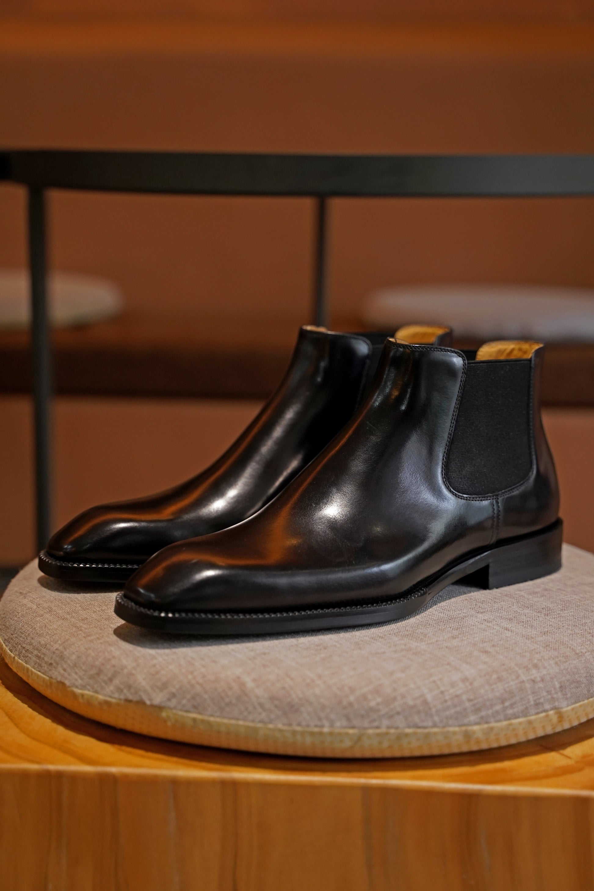 A pair of Noir Chelsea Boots featuring sleek, polished black leather, perfect for formal and business occasions.