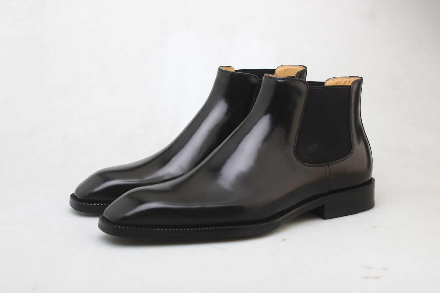 A pair of Noir Chelsea Boots featuring sleek, polished black leather, perfect for formal and business occasions.