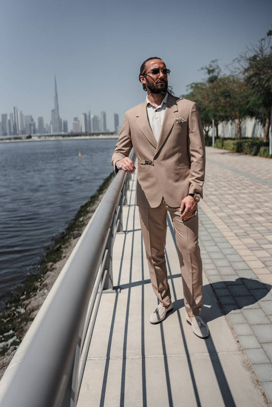 Man wearing SUITHARBOR™ Vizon Tailored Suit by the water with city skyline