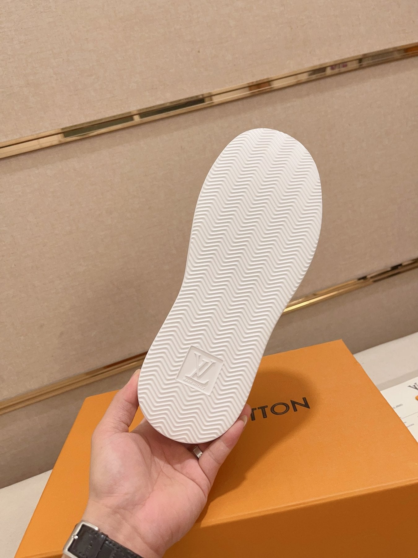 Louis Vuitton white monogram green heel low-top sneakers outsole herringbone tread view