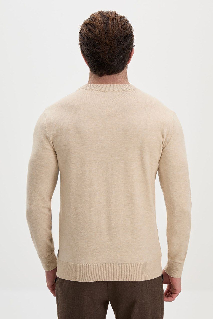 Plain beige back of the men's colour-block sweater
