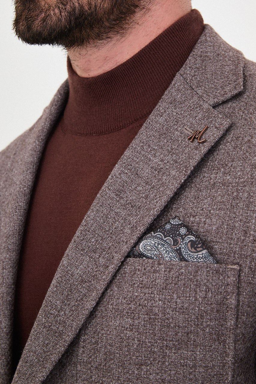 Notch lapel and chest pocket on beige blazer