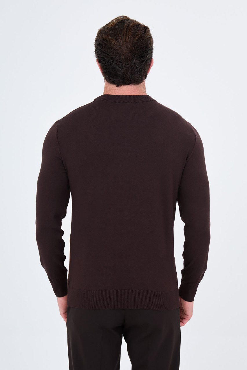Plain brown back of the men's colour-block sweater