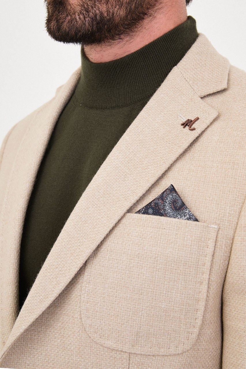 Notch lapel and chest pocket on cream blazer