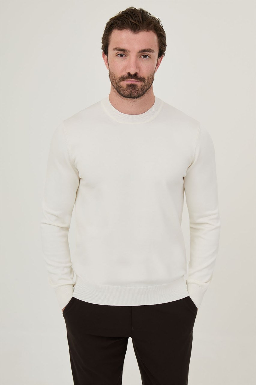 Front view of a man wearing a ecru crew neck sweater