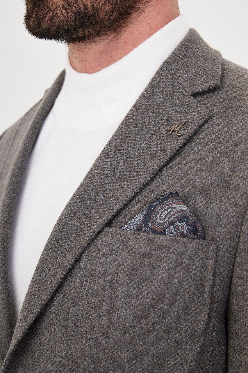 Notch lapel and chest pocket on grey blazer