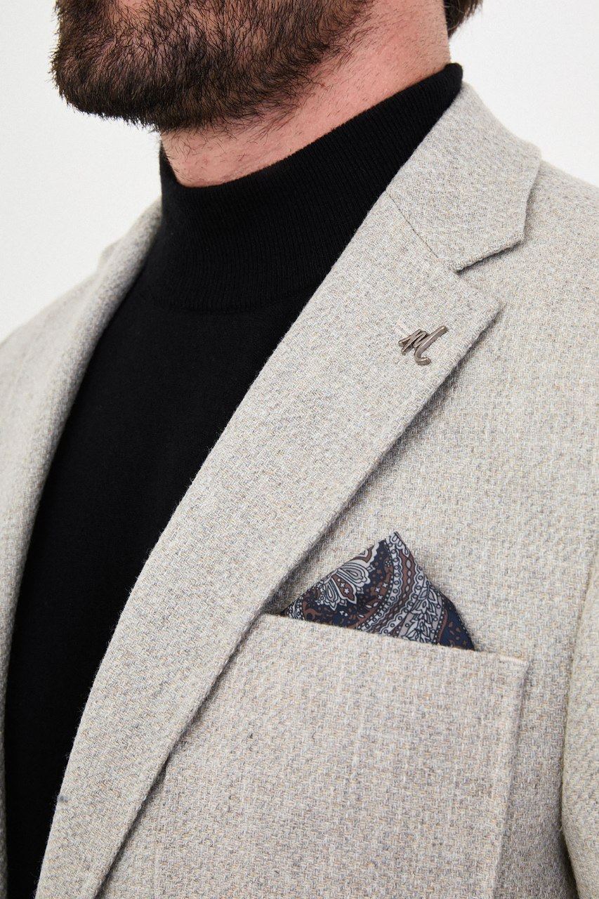 Notch lapel and chest pocket on light grey blazer