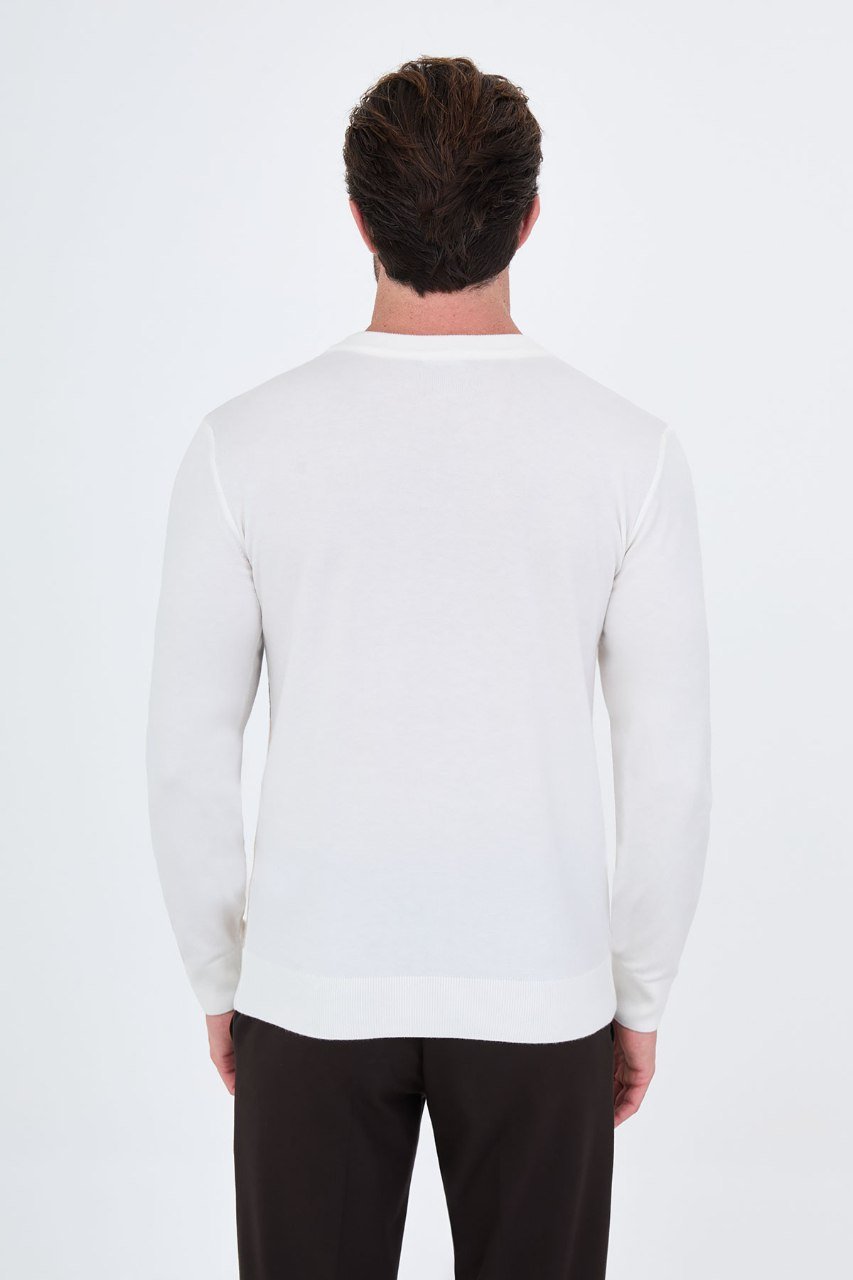 Plain white back of the men's colour-block sweater