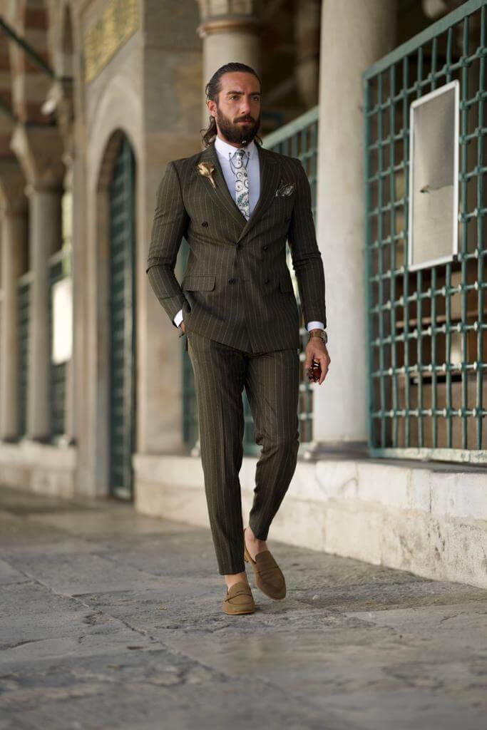 Men's khaki suit with double breasted closure and stripes