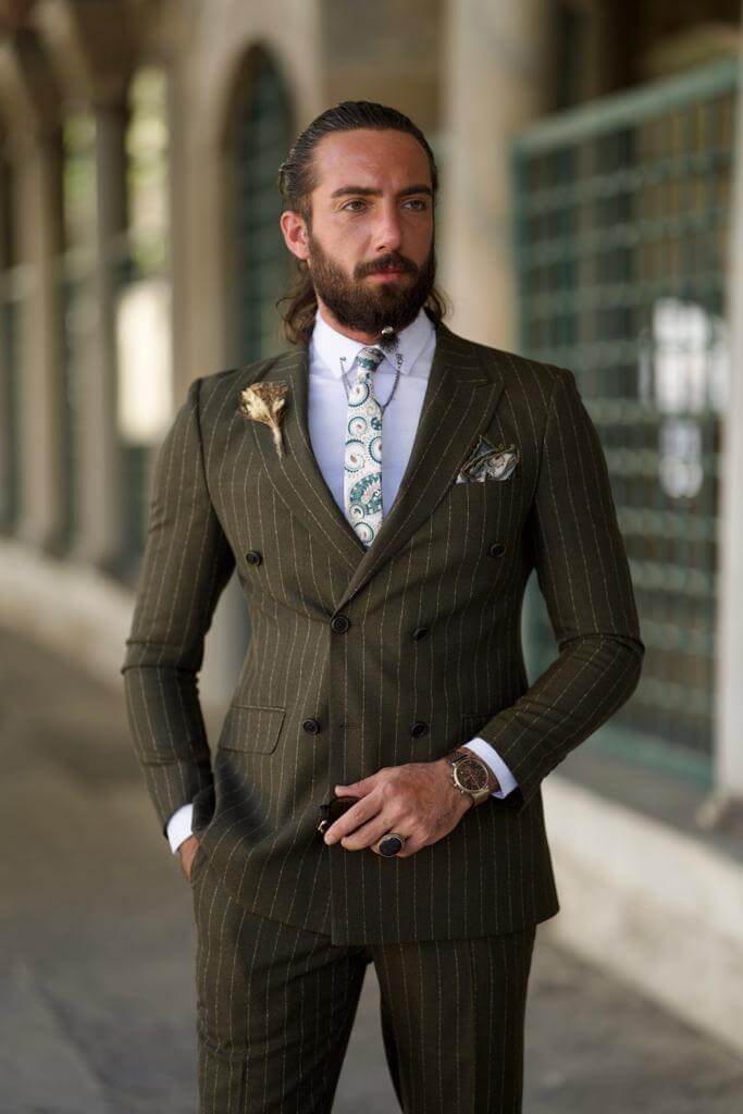 Men's khaki suit with double breasted closure and stripes