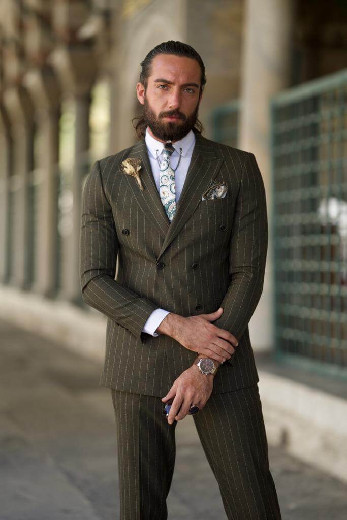 Men's khaki suit with double breasted closure and stripes