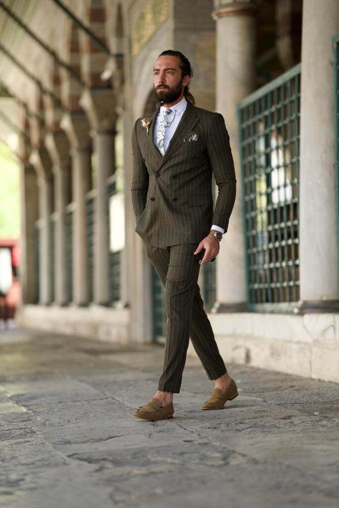 Men's khaki suit with double breasted closure and stripes